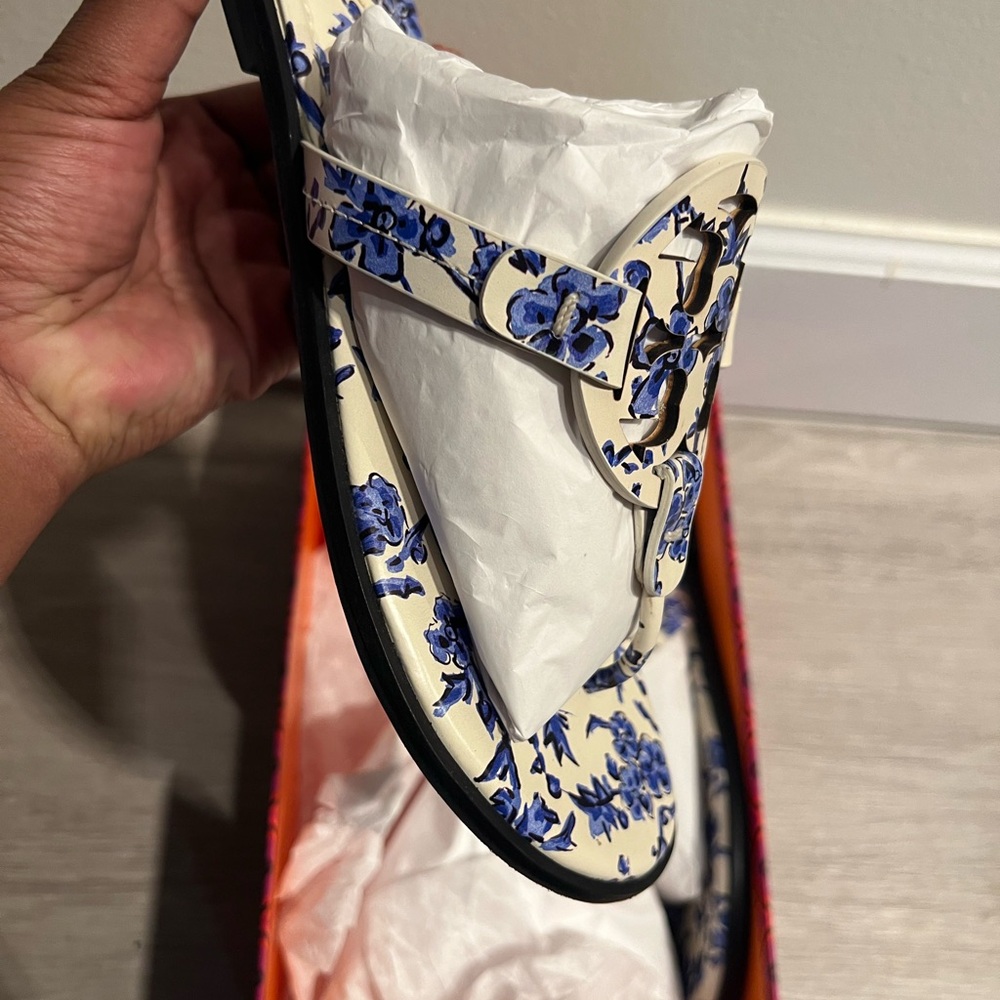 Tory Burch White & Blue Floral Logo Thong Sandal - Picture 4 of 8